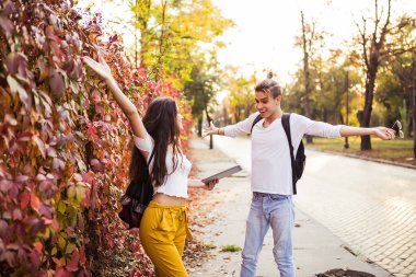 Heyecanlı genç çift dijital ortamda iyi haberler alıyor.