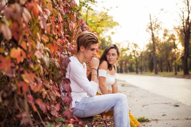 Üzgün genç çift sorunları hakkında konuşuyor.