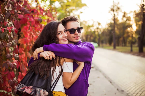 Glückliches Paar oder Freunde, die sich nach der Begegnung auf der Straße umarmen — Stockfoto
