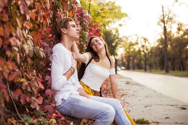 Pareja joven hablando y disfrutando en la primera cita —  Fotos de Stock