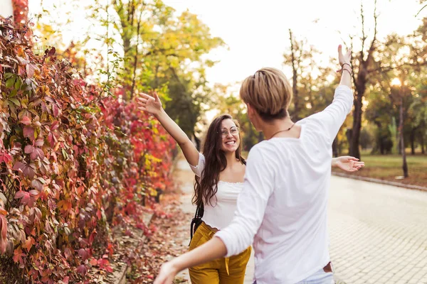 Junge Frau trifft ihren Freund mit offenen Armen — Stockfoto