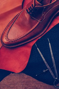 Klasik kahverengi ayakkabılar ve deri ayakkabı yapma aletleri. 