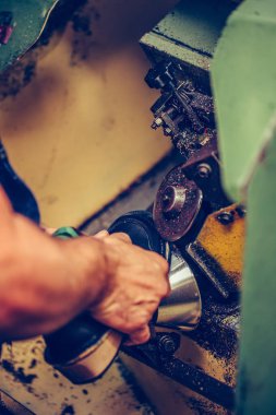 Ayakkabı üreticisi bir ayakkabı fabrikasında çalışıyor, tabanları bitiriyor. 