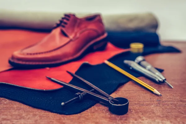 Παπούτσια maker εργαλεία και άνθρωπος κλασικό καφέ παπούτσια σε ξύλινο τραπέζι — Φωτογραφία Αρχείου
