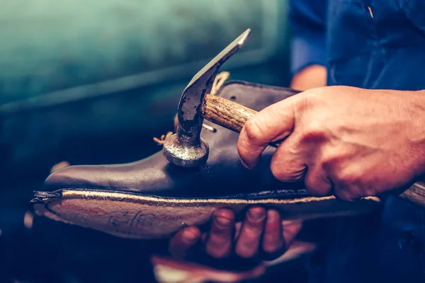 Zapatero haciendo zapatos hechos a mano cómodos para las personas — Foto de Stock
