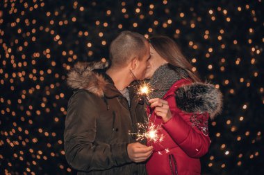 Genç mutlu çift Noel 'den önce kışın dışarıda eğleniyor.