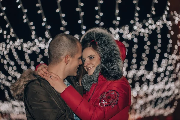 Couple joyeux dans l'amour est câlin, embrasser et profiter d'une inti — Photo