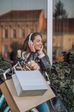 Müzik dinleyen ve akıllı telefon kullanan bir kadın