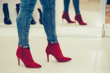 Yeni bir çift yüksek topuklu ayakkabı deneyen bir kadın