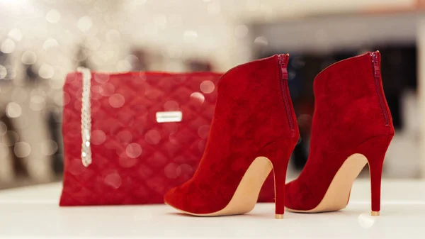 ファッショナブルな赤女性革の靴で高いヒールと財布上 — ストック写真
