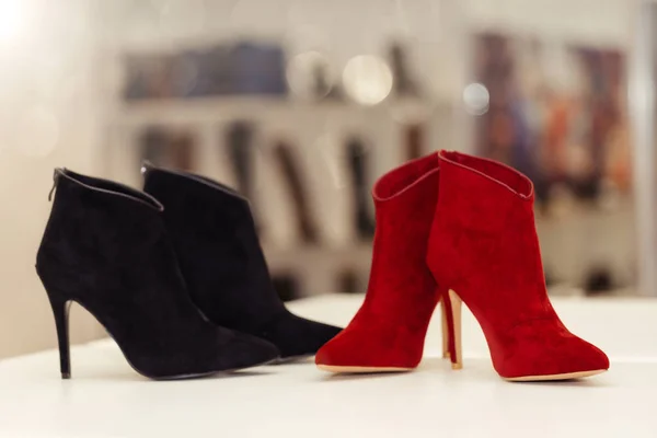 Zapatos de cuero de las mujeres de moda con tacones altos de diferentes col —  Fotos de Stock