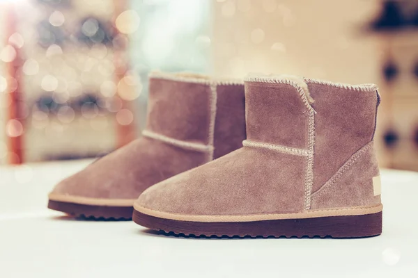 Par de botas de couro da moda mulheres na prateleira no sapato sto — Fotografia de Stock
