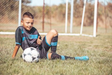  Futbol Şampiyonluğunu kutlayan çocuk, bunu gösterirken...