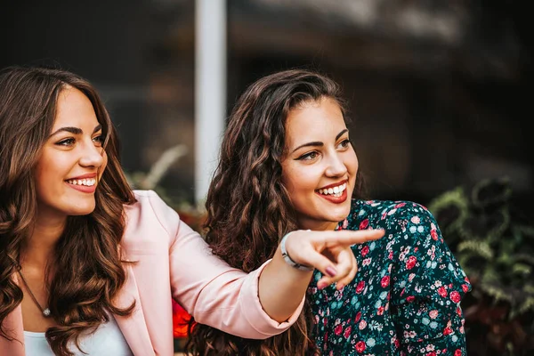 Giovane ragazza sta puntando il dito verso qualcuno e ridendo mostrando fr — Foto Stock