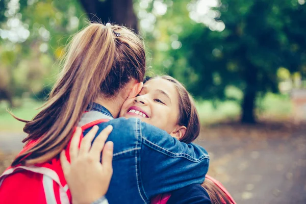 Dois abraços de menina feliz, reunião emocional no parque . — Fotografia de Stock