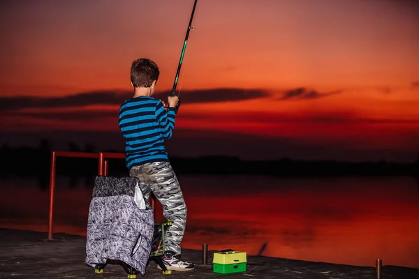 Ragazzo Con Una Canna Pesca Carino Bambino Pesca Lago Tramonto — Foto Stock