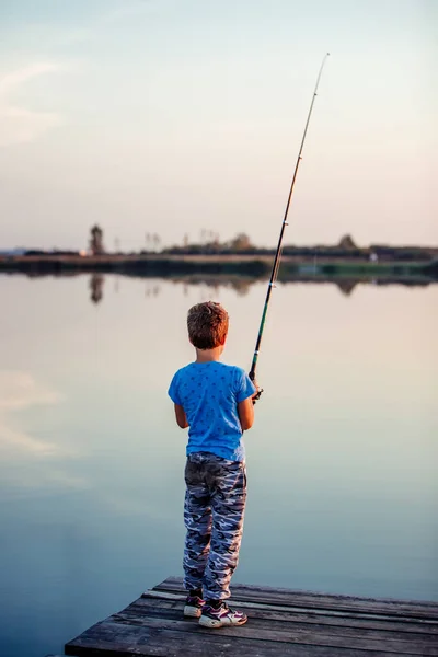 Ragazzo Con Una Canna Pesca Carino Pesca Bambino Lago Una — Foto Stock