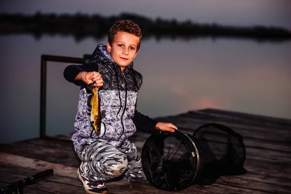 Roztomilý Malý Chlapec Rybaření Jezeře Večerních Hodinách Ukazuje Lov Ryb — Stock fotografie