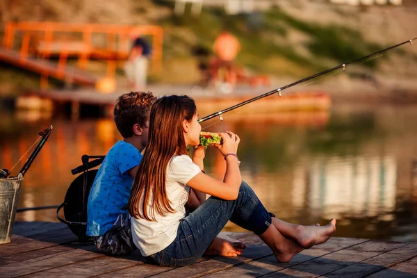 Dos Amiguitos Lindos Jóvenes Niño Niña Comiendo Sándwiches Pescando Lago — Foto de Stock