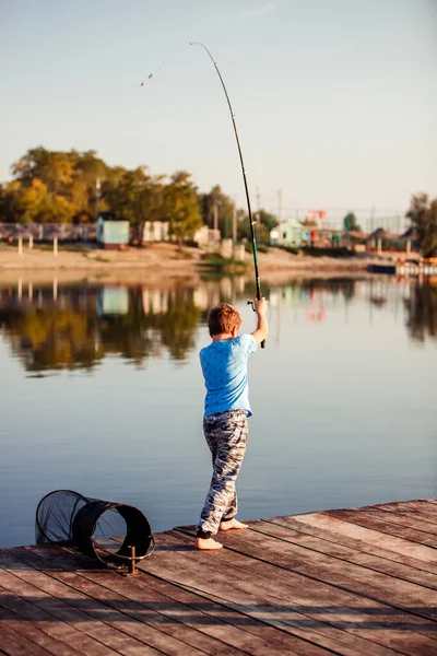 Chico Con Caña Pescar Lindo Niño Pescando Lago Día Soleado — Foto de Stock