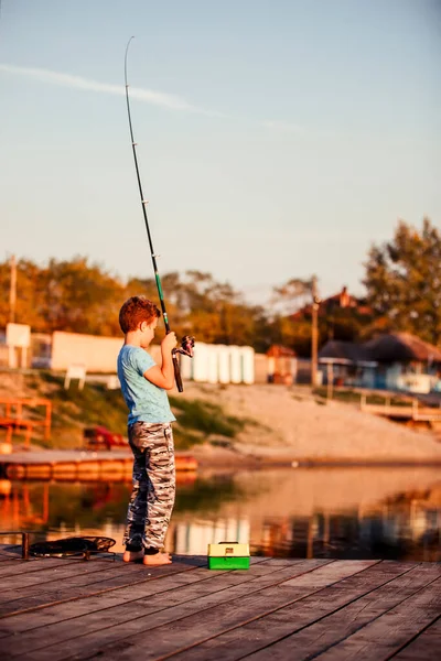 Ragazzo Con Una Canna Pesca Carino Pesca Bambino Lago Una — Foto Stock