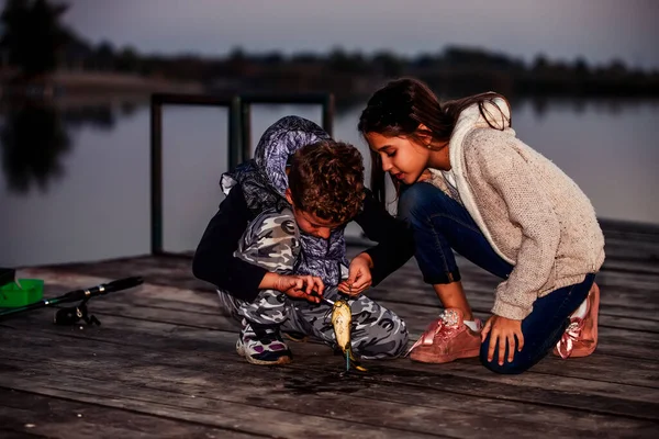 Dois Jovens Amiguinhos Bonitos Menino Menina Pescando Lago Noite Menino — Fotografia de Stock