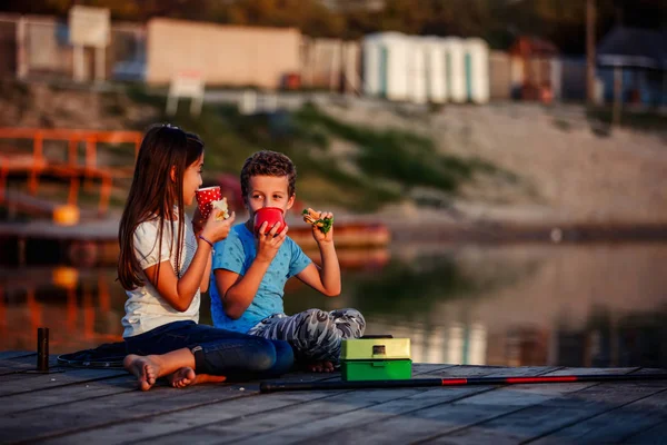 Dos Jóvenes Lindos Amiguitos Chico Chica Hablando Tomando Comiendo Sándwiches —  Fotos de Stock