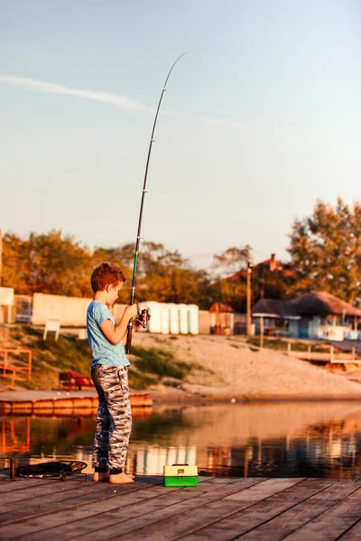 Ragazzo Con Una Canna Pesca Carino Pesca Bambino Lago Una — Foto Stock