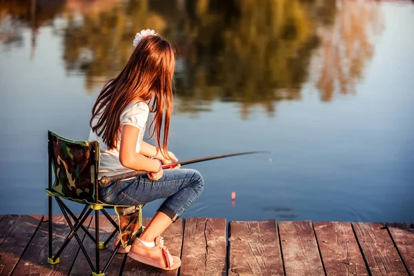 Piccola Ragazza Caucasica Seduta Molo Legno Con Canna Pesca Carino — Foto Stock