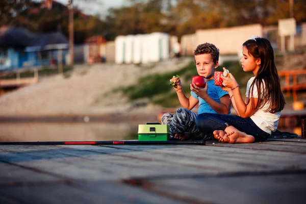 Dois Jovens Amiguinhos Bonitos Menino Menina Conversando Bebendo Chá Comendo — Fotografia de Stock