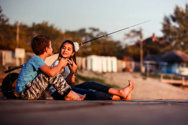 Dos Jóvenes Lindos Amiguitos Chico Chica Hablando Comiendo Sándwiches Pescando —  Fotos de Stock