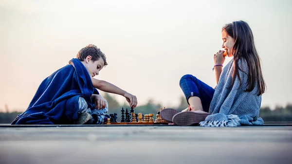 Due Giovani Amichetti Carini Ragazzo Ragazza Divertono Giocando Scacchi Seduti — Foto Stock