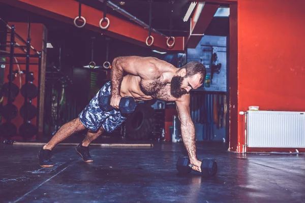 Homem Barbudo Muscular Com Tronco Fazendo Exercício Push Com Halteres — Fotografia de Stock