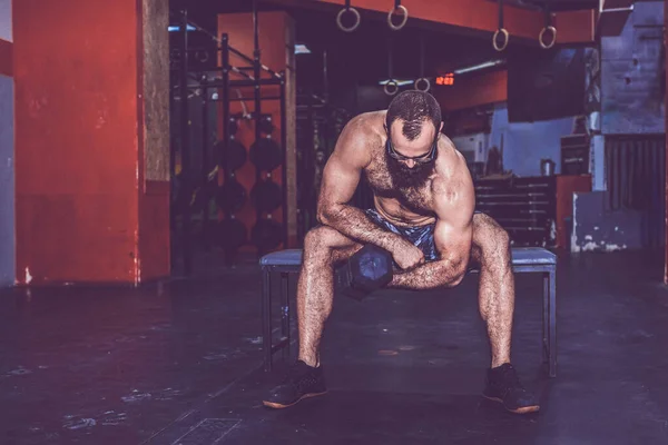 Jovem Homem Barbudo Muscular Com Tronco Fazendo Exercício Levantando Pesos — Fotografia de Stock