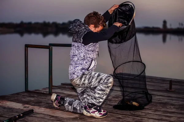 Carino Piccolo Ragazzo Pesca Lago Sera Mostrando Pescare All Aperto — Foto Stock