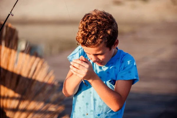 Ragazzino Felice Con Una Canna Pesca Carino Pesca Bambino Lago — Foto Stock