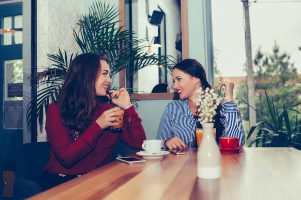 Felice Amiche Che Parlano Bevono Caffè Mentre Guardano Vicenda Seduti — Foto Stock