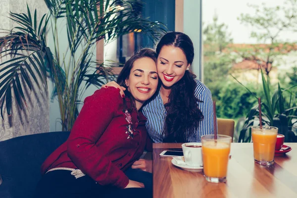 Счастливая Молодая Женщина Обнимает Свою Лучшую Подругу Сидит Кафе Приятно — стоковое фото