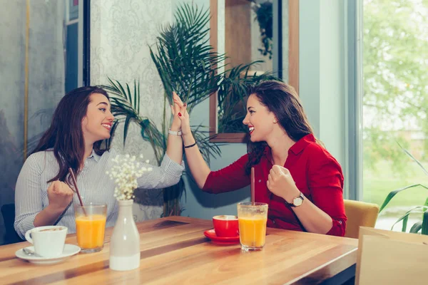 Felices Amigas Están Dando Alto Celebrando Éxito Mientras Miran Sentadas —  Fotos de Stock