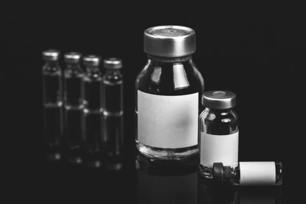Verschiedene Arten Von Glasflaschen Medizinische Nahaufnahme Isoliert Auf Einem Schwarzen — Stockfoto