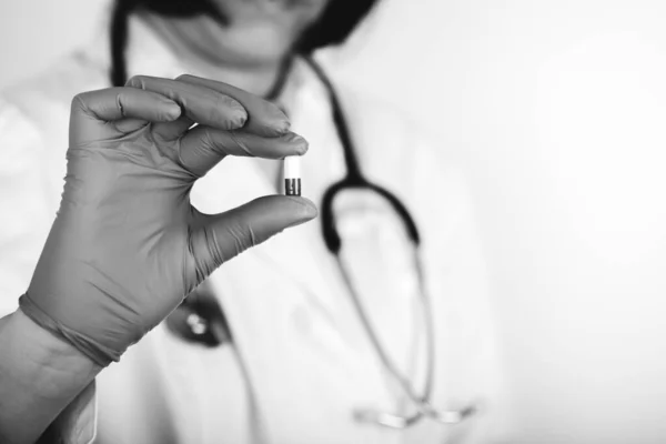 Läkare Vit Medicinsk Rock Och Sterila Handskar Med Medicinsk Kapsel — Stockfoto