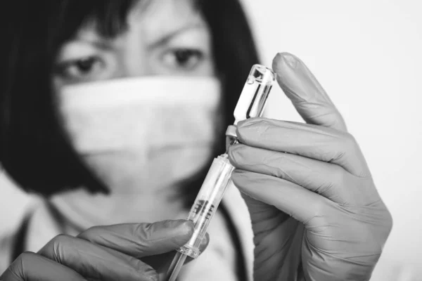 Ženský Lékař Lékařské Masce Sterilních Rukavicích Držící Injekční Stříkačku Lék — Stock fotografie