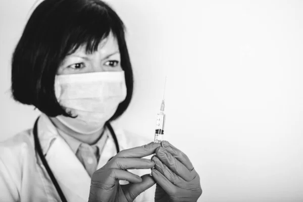 Médica Jaleco Branco Máscara Médica Segurando Uma Seringa Com Remédio — Fotografia de Stock