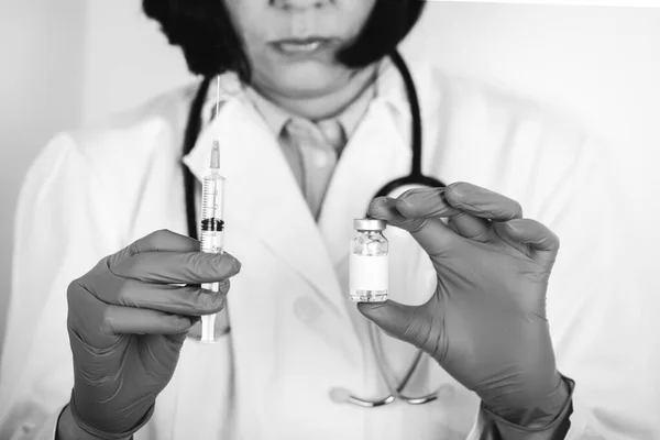 Detailní Záběr Lékaře Bílém Laboratorním Plášti Sterilních Rukavicích Injekční Stříkačkou — Stock fotografie