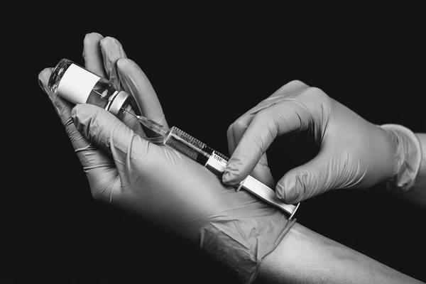 Lékařské Ruce Sterilních Rukavicích Injekční Stříkačkou Ampulkou Černém Pozadí Černobílá — Stock fotografie