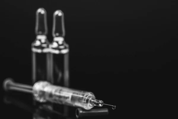 Medische Injectieflacons Voor Injectie Met Een Spuit Ampullen Zwarte Achtergrond — Stockfoto