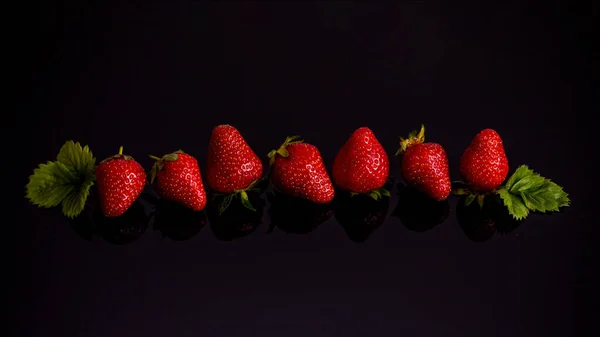 Κόκκινες Φράουλες Στη Γραμμή Απομονωμένες Σκούρο Φόντο Αντιγραφικό Χώρο — Φωτογραφία Αρχείου