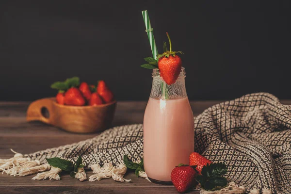 Smoothie Morango Batido Leite Jarra Com Morangos Frescos Tigela Madeira — Fotografia de Stock