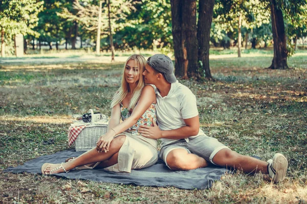 Hermosa Pareja Amorosa Abrazar Besar Mientras Disfruta Hierba Parque —  Fotos de Stock