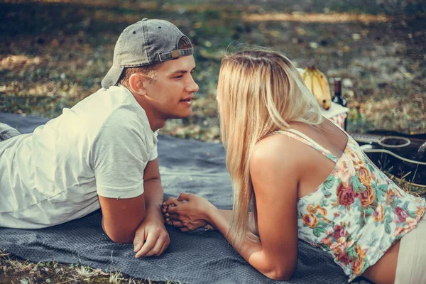 Bella Coppia Amorevole Sta Parlando Flirtando Mentre Romantico Picnic Nel — Foto Stock